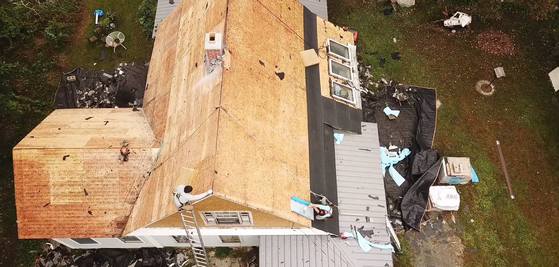 Aerial Dach Inspektion documenting Sturmschäden für an Versicherung claim in Schweiz